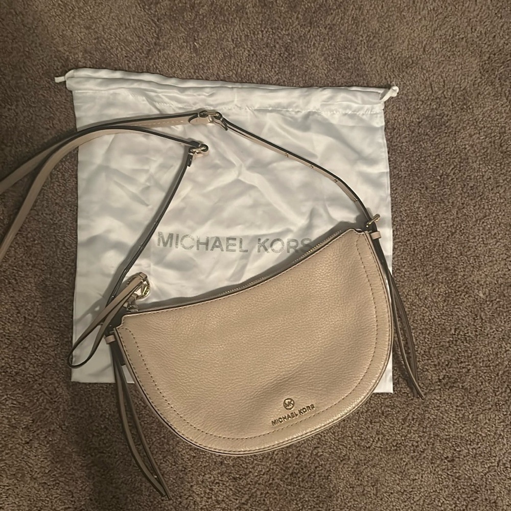 This crossbody bag is on great condition. Lightly issued. Smoke free home.